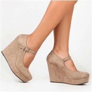 Size 9 suede heels never worn